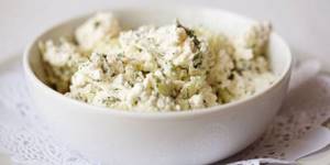 Cottage cheese with cucumber and herbs