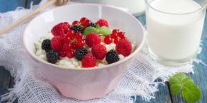 Cottage cheese with berries and kefir in a glass