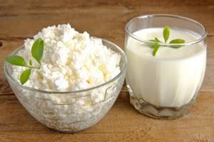 Cottage cheese in a bowl and kefir in a glass