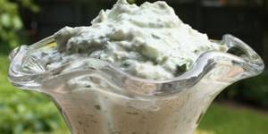 Curd mixture with garlic and herbs