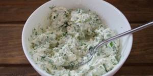Curd mixture with herbs