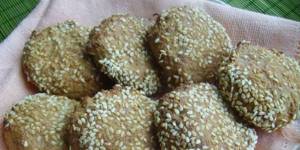 Curd oatmeal cookies with sesame seeds