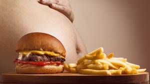У мужчин появление диастаза может быть спровоцировано лишним весом