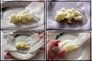 Place the largest mushrooms on a strip of gauze and wrap it like candy