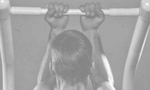 Narrow grip from below on the horizontal bar