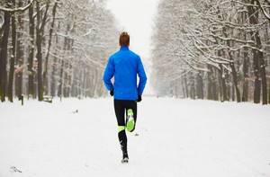 В чем бегать зимой на улице, чтобы не заболеть: одежда и обувь по сезону