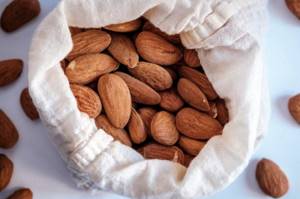 Almonds contain a lot of selenium
