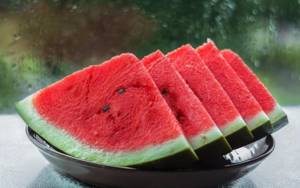 Diet options: fasting day on watermelon and kefir