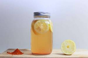 &#39;Water with lemon. Sometimes it is recommended to add red pepper to it, so that  
