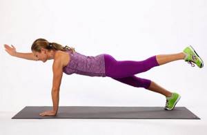 Performing the diagonal plank exercise