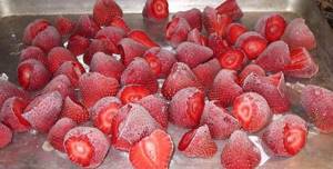 frozen strawberries calorie content per 100 grams