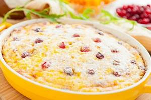 Oatmeal casserole with carrots and dried berries