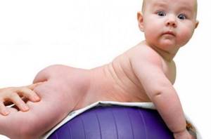 Exercises for newborns can be done with a fitball.
