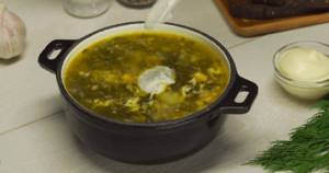 Green sorrel borscht with chicken and egg