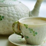 Зеленый чай с молоком в чашке и чайник