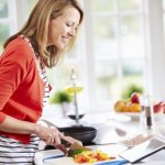 Женщина старше 40 лет готовит полезную еду